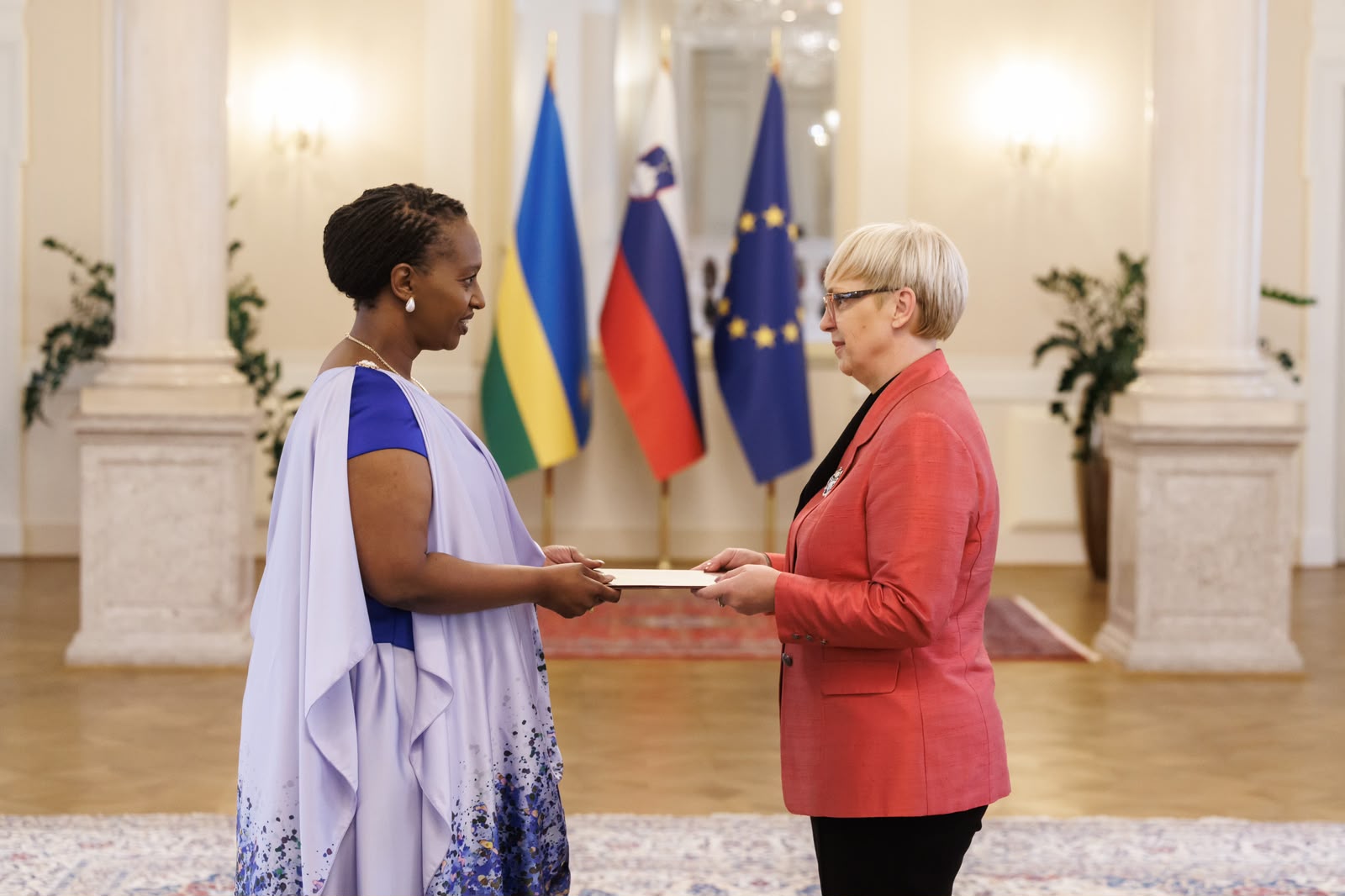 Amb. Bakuramutsa yashyikirije Perezida wa Slovenie impapuro zimwemerera guhagararira u Rwanda