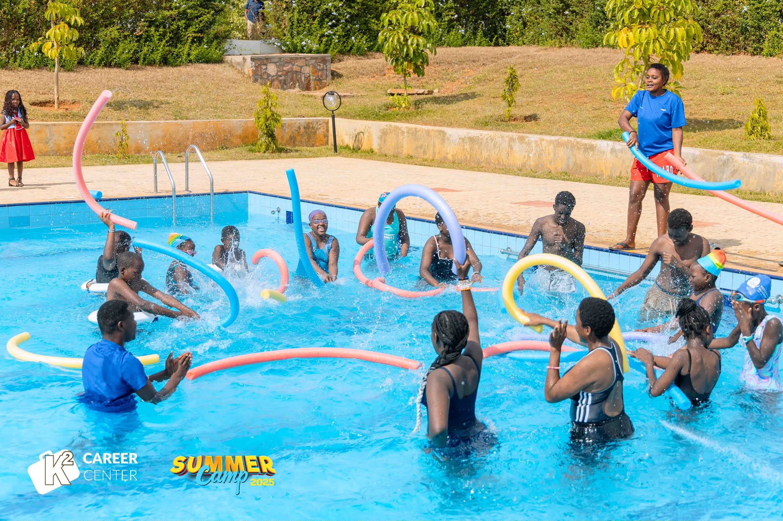 Abashaka koga muri piscine bogera ahantu heza cyane