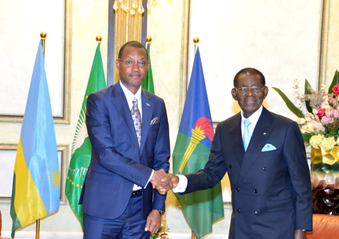 Ambasaderi Parfait Busabizwa ari kumwe na Perezida wa Guinée Equatoriale, Teodoro Obiang Nguema Mbasogo
