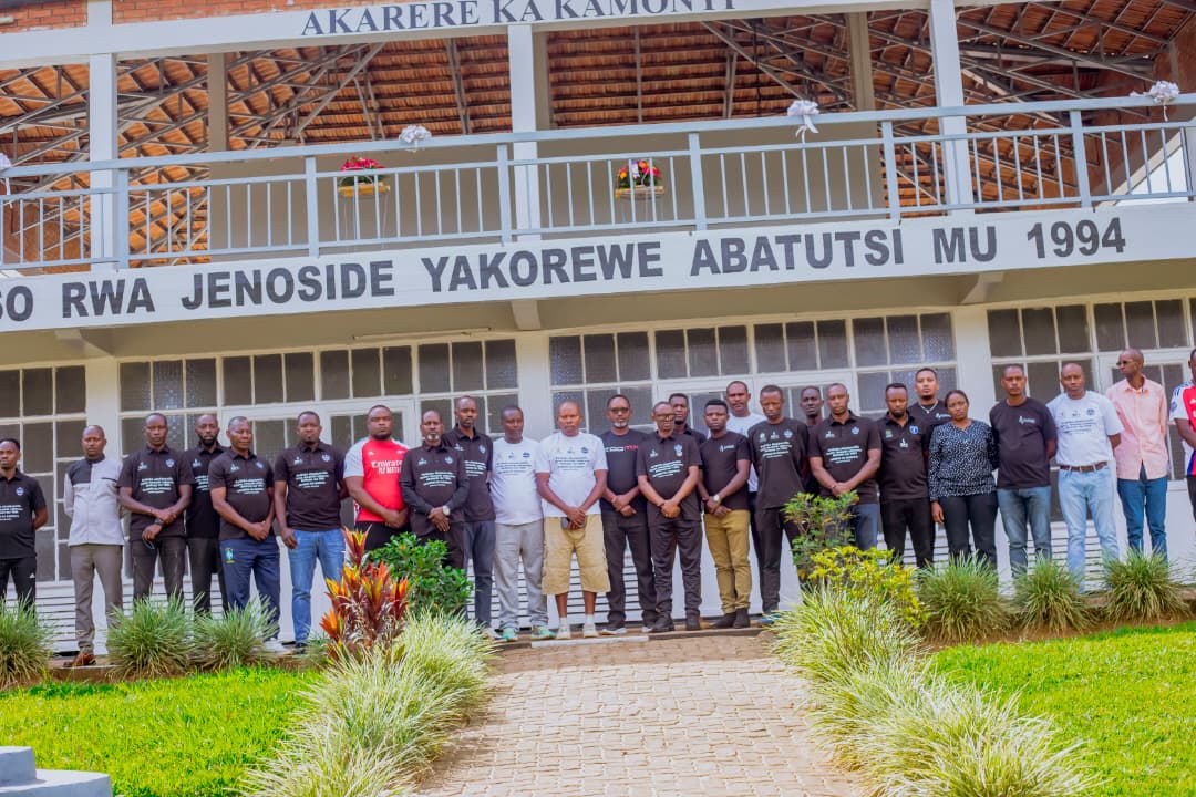 Mbere yo gusoza irushanwa, abaryitabiriye babanje gusura Urwibutso rwa Jenoside yakorewe Abatutsi, bunamira inzirakarengane zihashyinguye