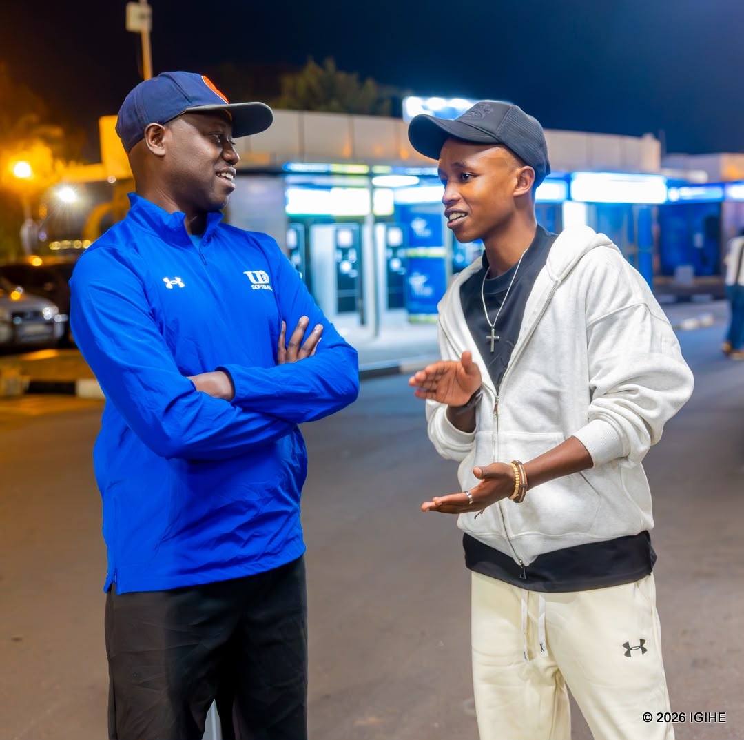 Ngiruwonsanga Emile ufasha abana bakina umupira w'amaguru yaherekeje Nyatanyi