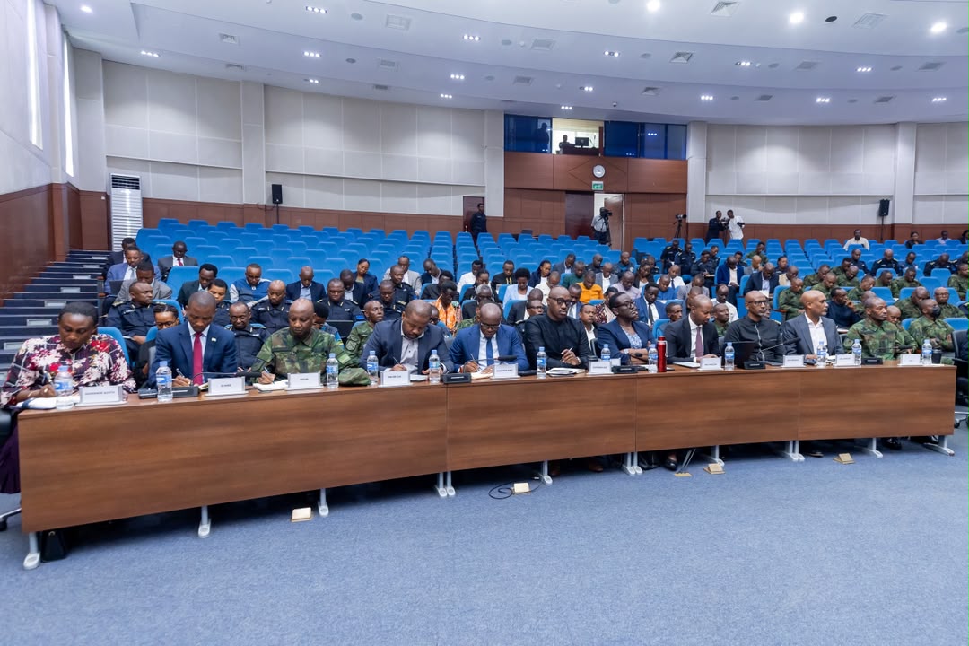 Abayobozi batandukanye bitabiriye inama yigaga ku bibazo byugarije umuryango mugari, by’umwihariko ikoreshwa ry’ibiyobyabwenge n’inzoga zitujuje ubuziranenge
