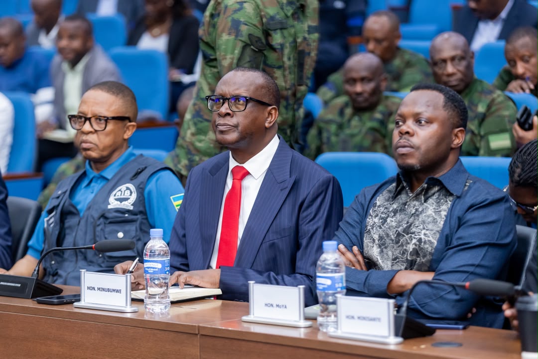 Umunyamabanga Mukuru w'Urwego rw'Igihugu rw'Ubugenzacyaha (RIB), Colonel Pacifique Kayigamba Kabanda (ubanza ibumoso), Minisitiri w’Ubumwe bw’Abanyarwanda n’Inshingano Mboneragihugu, Dr. Bizimana Jean Damascène na Ministiri w'Urubyiruko n'Iterambere ry'Ubuhanzi, Dr. Utumatwishima Jean Nepo Abdallah bitabiriye inama