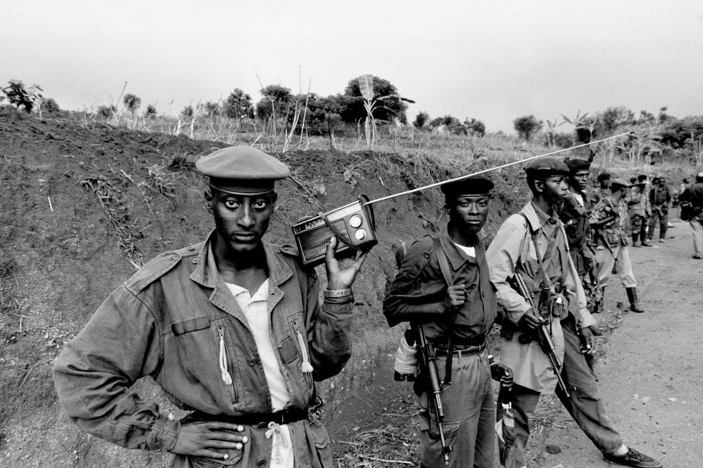 Aha ni Ingabo za RPA ziri i Nyamata. Ku rugamba zabaga zifite uturadiyo tuzifasha kumenya amakuru y’uko urugamba rumeze. Radio Muhabura niyo zumvaga