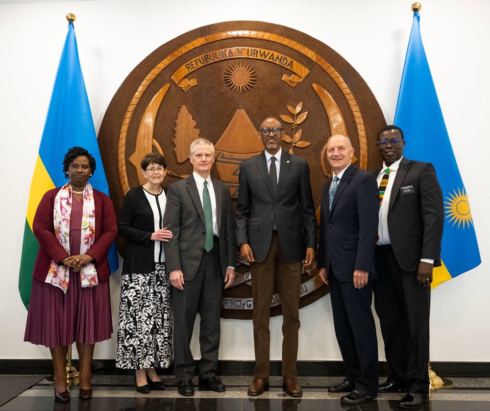 David A. Bednar w’Itorero rya The Church of Jesus Christ of Latter-day Saints yari kumwe n'itsinda ry'abayobozi bamuherekeje