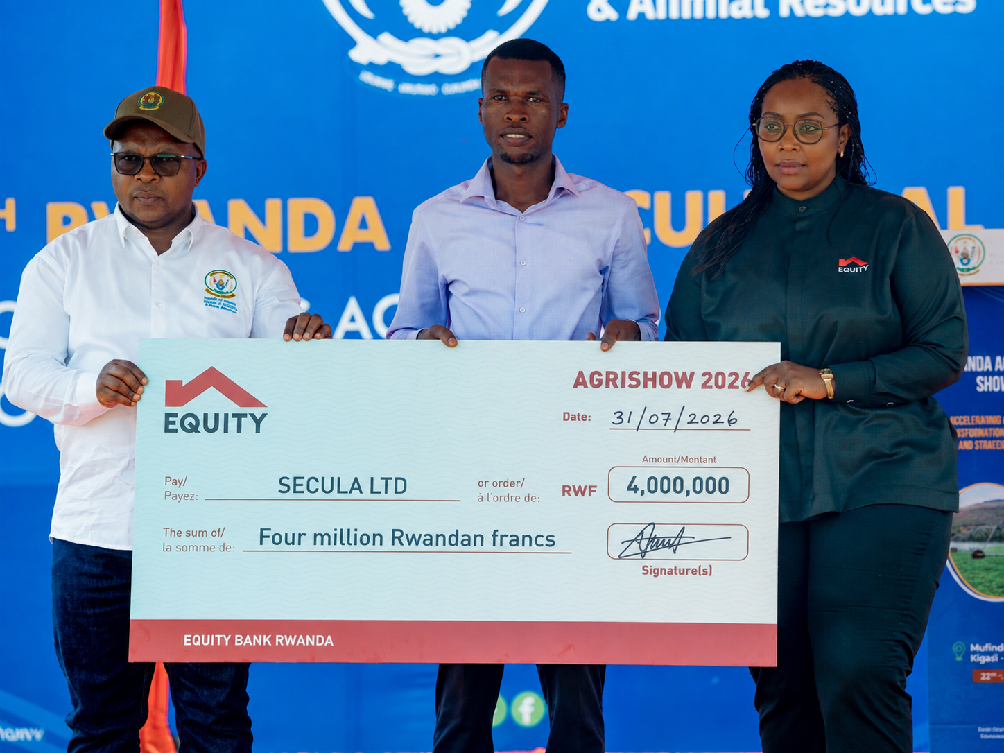 Nshimiyimana Joseph wari uhagarariye ikigo cya Secula Ltd ni we washyikirijwe igihembo cya miliyoni 4 Frw yahawe na Equity Bank