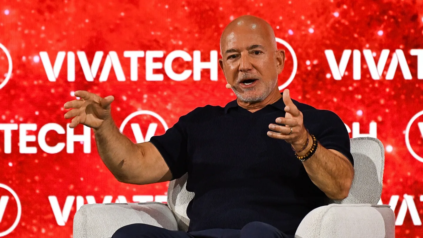 Umuherwe Jeff Bezos yatangaje ko mu kurengera Isi, inganda uhereye ku zibika amakuru y’ikoranabuhanga zikwiriye kwimurirwa ku kwezi