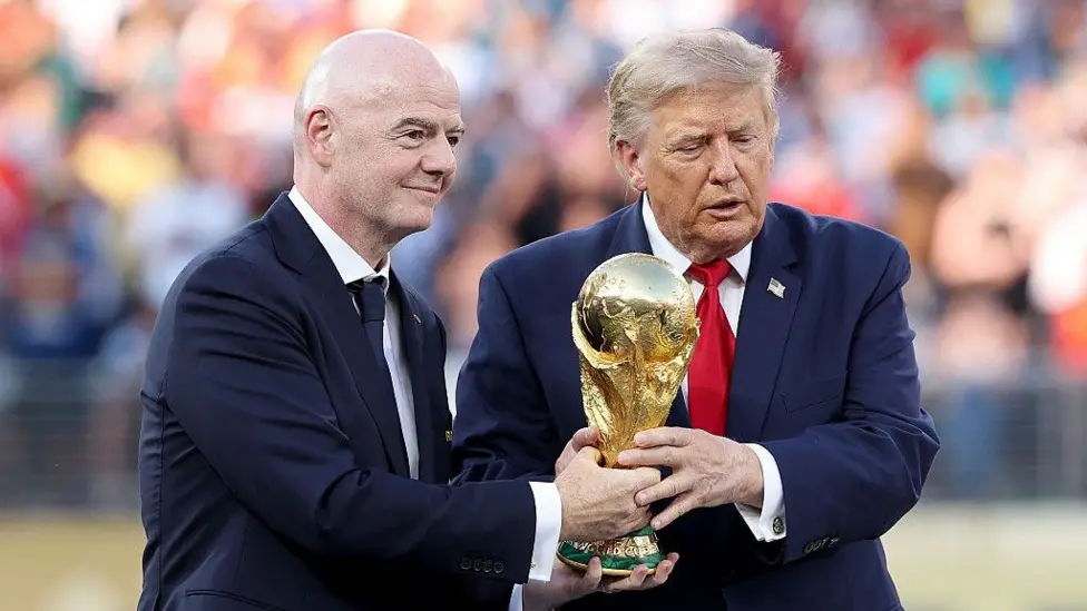 Gianni Infantino uyobora FIFA ari ku gitutu nyuma y'uko mu bashoramari bazahabwa imigabane y'amarushanwa ya FIFA harimo sosiyete y'umukwe wa Perezida Donald Trump
