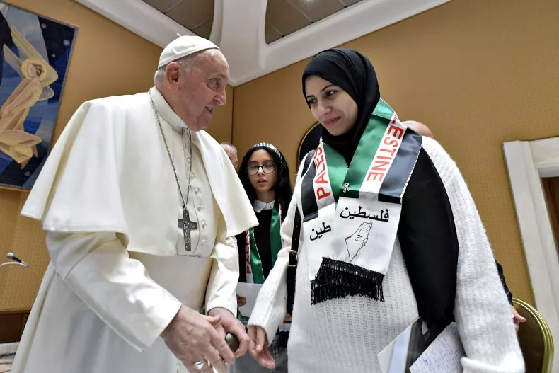 Ubwo Papa Francis yahuraga n'imiryango y'Abanya-Palestine i Vatican muri Nzeri 2023
