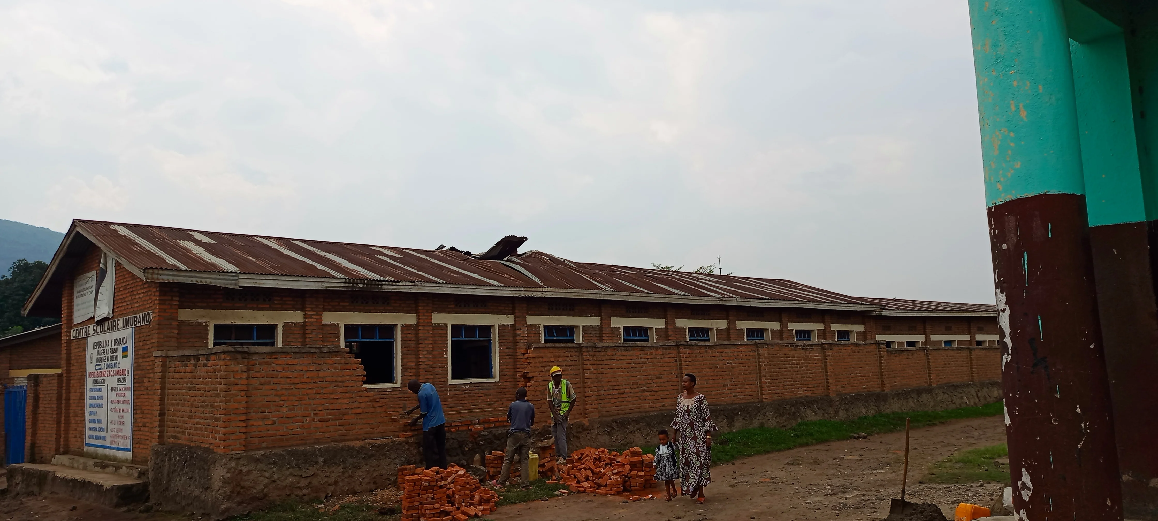 Rimwe mu mashuri yangijwe n'ibisasu naryo ryatangiwe gusanwa