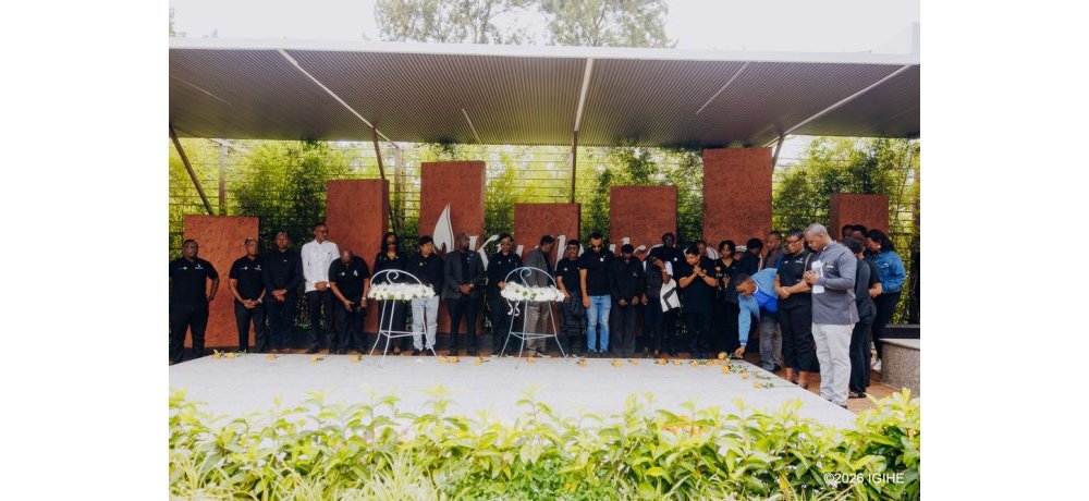 Abagize Rotary Rwanda, bunamiye inzirakarengane zishyinguye ku Rwibutso rwa Jenoside rwa Kigali ruri ku Gisozi 