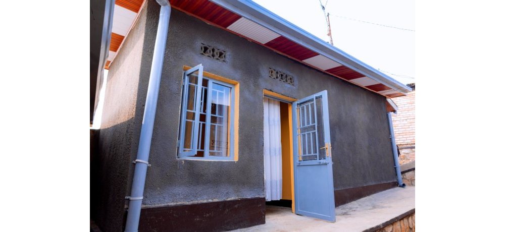 Iyi ni imwe mu nzu zongewe mu za Mukangango Bértilde, yiteguye kujya akodesha akabona amafaranga yamutunga