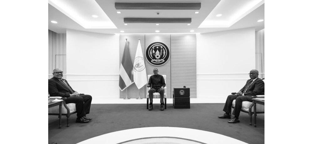 Ibiganiro by’impande zombi byarimo Perezida Kagame (hagati), Minisitiri w’Ububanyi n’Amahanga wa Tanzania Mahamoud Thabit Kombo (ibumoso) na Minisitiri w’Ububanyi n’Amahanga w’u Rwanda, Olivier Nduhungirehe (iburyo)