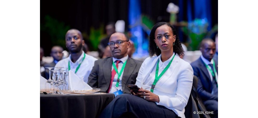 Umuyobozi Mukuru wa BPR Rwanda PLc, Mutesi Patience, ubwo yari ategereje kugezwaho igihembo cy’uko banki ayoboye iri mu basora beza bashimiwe