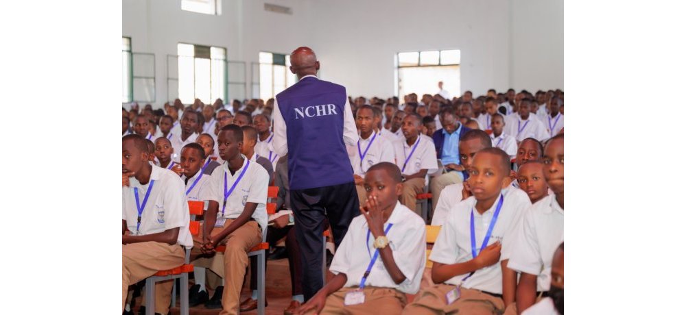 Abanyeshuri biga muri Groupe Scolaire Officiel de Butare basobanuriwe uburenganzira bwa Muntu na Komiseri Francis Kaboneka