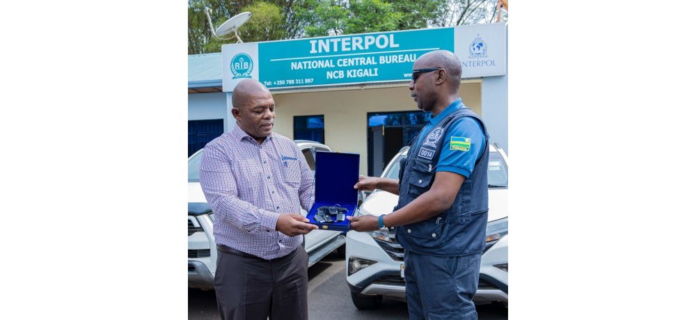 Umuyobozi Mukuru wa Interpol, Antoine Ngarambe yashyikirije uwo muri Afurika y’Epfo imfunguzo z’imodoka zari zaribwe
