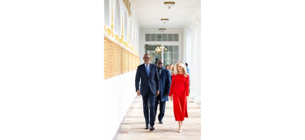 Perezida Kagame ubwo yageraga muri White House yerekeza muri Oval Office aho yagiranye ibiganiro na Trump. Mu bari bamuherekeje harimo Minisitiri w’Ububanyi n’Amahanga, Olivier Nduhungirehe