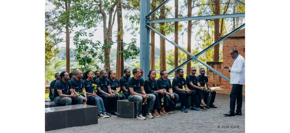 Abakozi ba Atlantique Microfinance Plc basobanurirwa amateka ari ku Rwibutso rwa Jenoside rwa Ntarama