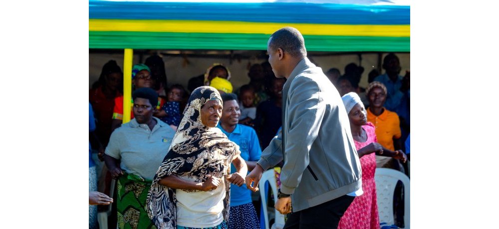 Minisitiri Habimana yacinyanye akadiho n’abaturage bo muri Ngeruka