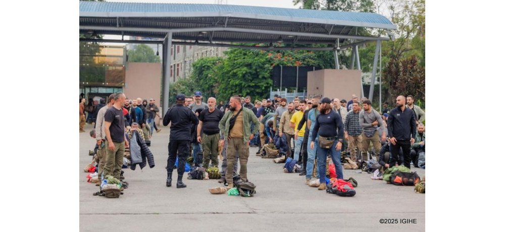 Abacanshuro bo muri Romania barwanaga muri RDC ubwo bageraga mu Rwanda ku mupaka wa Rubavu