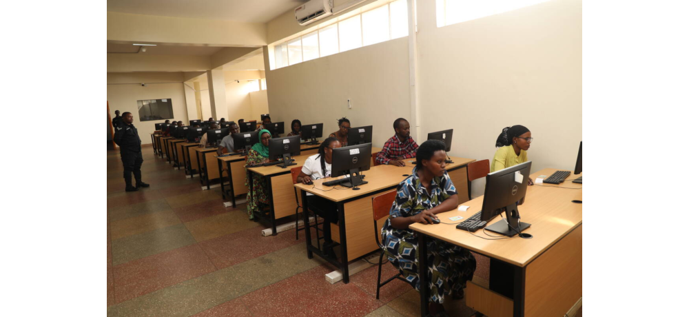 Mudasobwa imwe ikorerwaho ikizamini ikodeshwa 4000 Frw ku munsi, hakwiyongeraho abakozi bakoresha ibizamini bikarushaho guhenda