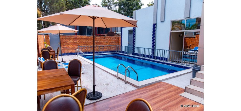 Kuri piscine y’iyi hoteli ni uku hameze