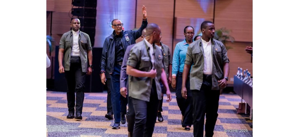Ubwo Perezida Kagame na Madamu Jeannette Kagame bageraga muri Intare Conference Arena 