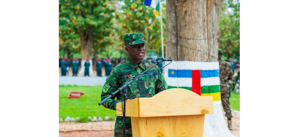 Gen Maj Vincent Nyakarundi yasabye abarangije amasomo kuzaba abajyanama beza b’ababayobora