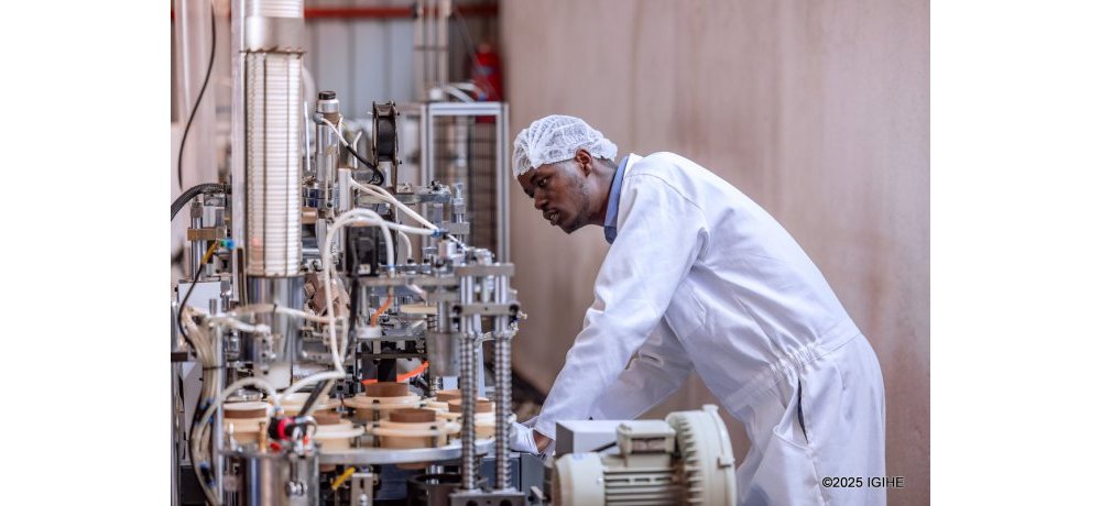 Umukozi wa A-ZF Global Trading areba niba imashini iri gukurikiza amabwiriza yayihaye
