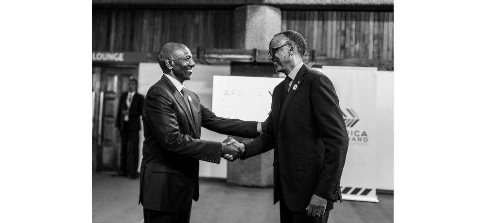 Perezida Kagame asuhuza mugenzi we wa Kenya