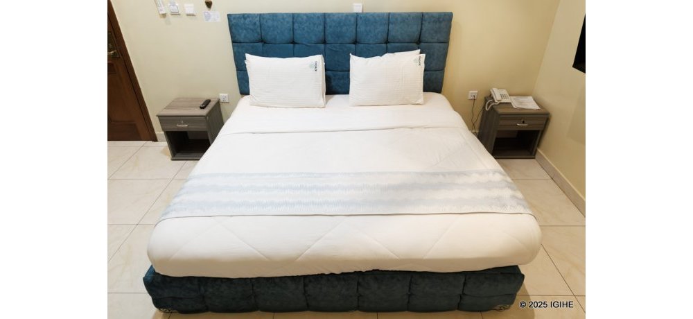 Mu cyumba cya Great Hotel Kiyovu haba harimo ibintu bitandukanye birimo na televiziyo ifasha uwarayemo kuticwa n’irungu