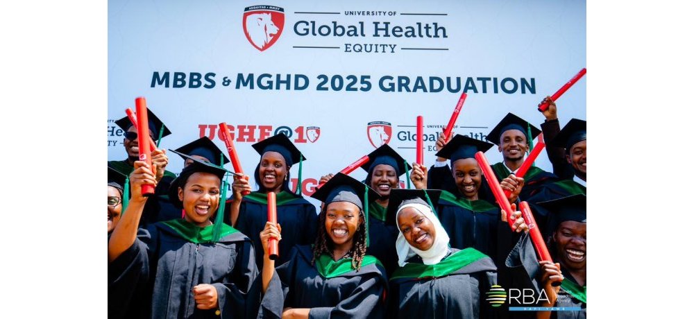 Abarangije amasomo yabo bishimiye ubumenyi bahawe na Kaminuza ya UGHE