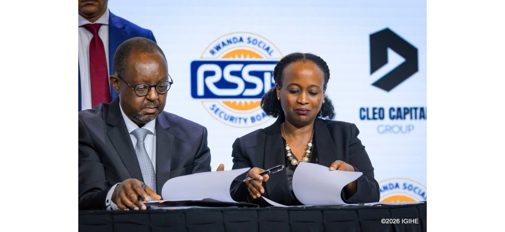 Umuyobozi Mukuru wa Cleo Capital Group Ltd, Eugene Nyagahene n’Umuyobozi Mukuru Wungirije, Louise Kanyonga, bashyira umukono ku masezerano