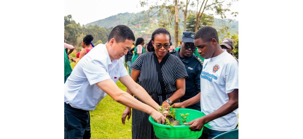 Ubwo Ambasaderi w’u Bushinwa mu Rwanda, Gao Wenqi  yashyikirizaga ingemwe umwe mu babarizwa muri Koperative Abakundakawa Rushashi