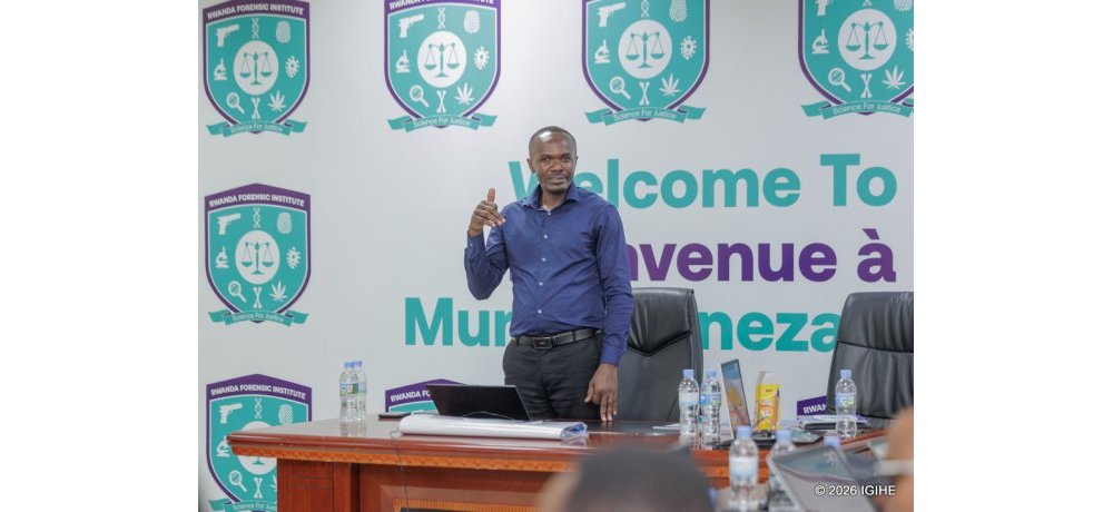 Nyandwi Martin asobanurira abitabiriye aya mahugurwa akamaro k’aya mabwiriza mpuzamahanga y’ubuziranenge ajyanye n’imikorere myiza ya laboratwari yo ku rwego rw’Isi