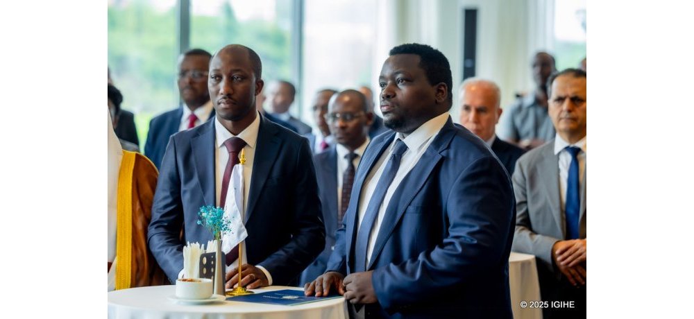 Minisitiri w’Ibikorwaremezo, Dr. Jimmy Gasore n’Umunyamabanga wa Leta muri MINECOFINE, Godefrey Kabera bakurikiye isinywa ry’amasezerano hagati ya BADEA na BRD