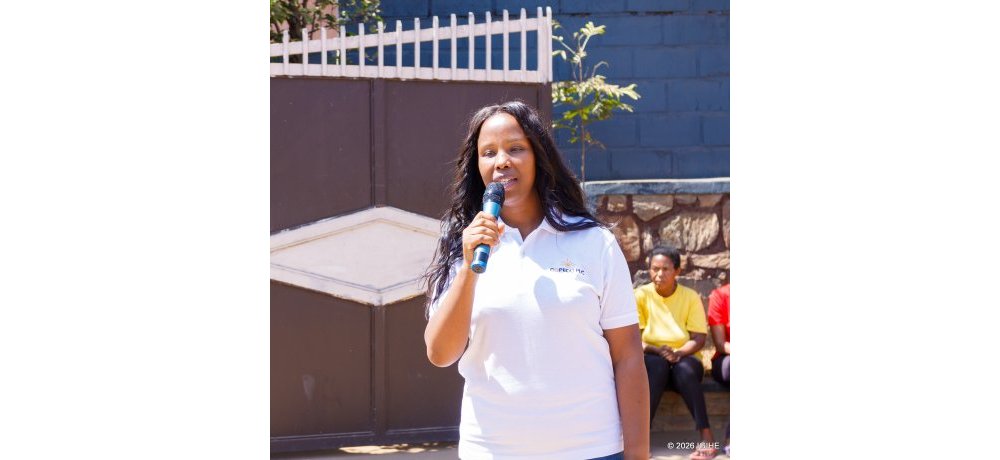 Umuyobozi ushinzwe ubucuruzi muri COPEDU, Kayitesi Louise, yasabye abaturage kwizigamira kugira ngo biteze imbere mu bukungu