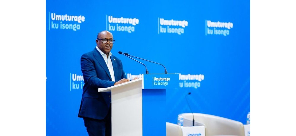 Minisitiri w’Intebe yabwiye abayobozi ati “ Ntidushobora kugera ku ntego zacu z’iterambere mu gihe hakiri imbogamizi zituruka ku makuru make cyangwa ku myumvire itajyanye n’igihe”