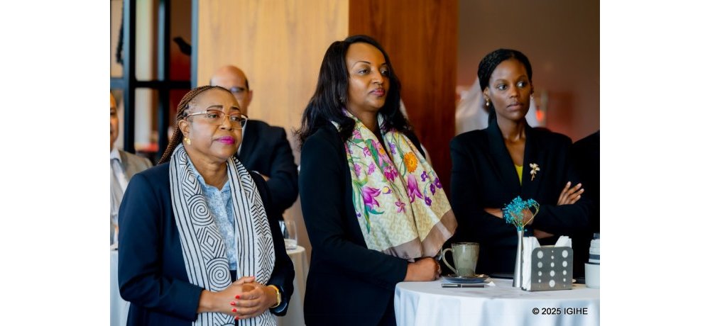 Ambasaderi wa Zimbabwe mu Rwanda, Prof. Charity Manyeruke, Guverineri wa Banki Nkuru y’u Rwanda, Soraya Hakuziyaremye n’Umuyobozi Mukuru wungirije wa RDB, Julianna Muganza bitabiriye iki gikorwa