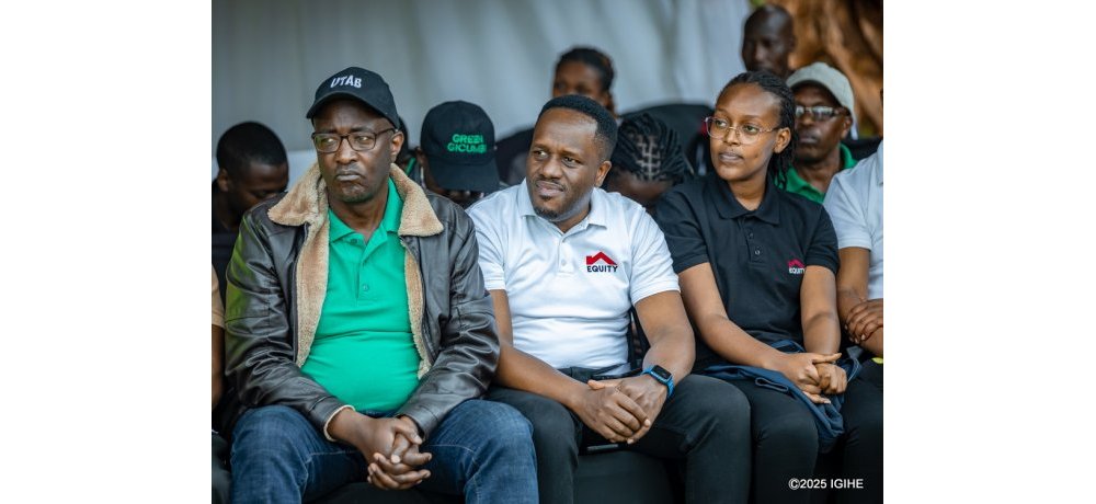 Abakozi ba Equity Bank bitabiriye igikorwa cyo gutera ibiti muri Gicumbi