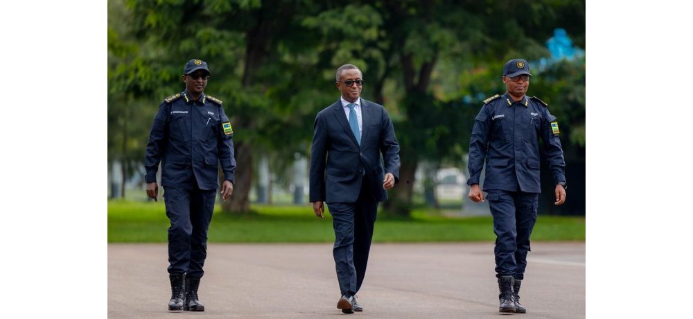 Umuyobozi Mukuru wa Polisi y’u Rwanda, CG Felix Namuhoranye, Minisitiri w’Umutekano w’Imbere mu Gihugu, Dr. Vincent Biruta bari kumwe na CP Robert Niyonshuti
