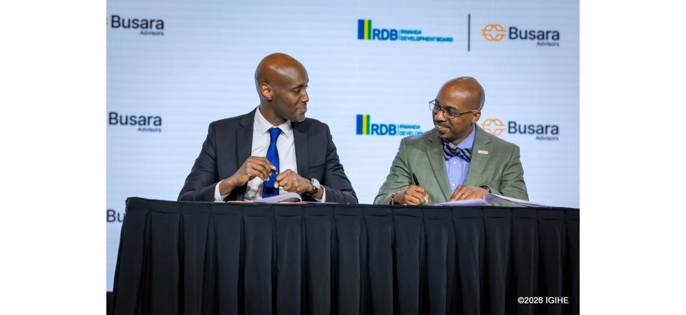 Jean-Guy Afrika na Perezida w’Inama wa  Busara Advisors, Inc. bashyira umukono ku masezerano, Reuben E. Brigety II