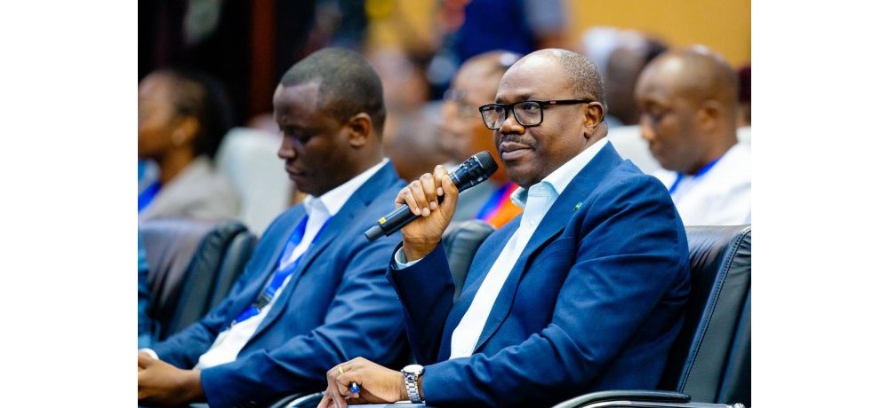 Minisitiri w’Intebe, Dr Justin Nsengiyumva, yavuze ko bikwiriye ko bidashoboka gukurikirana umushinga wicaye mu biro gusa, ngo uvuge ko uzi aho ugeze
