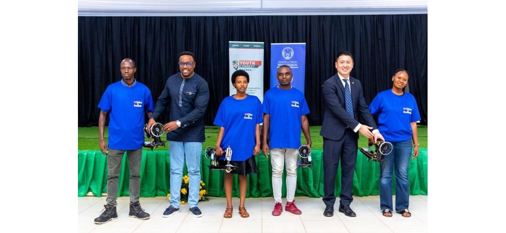 Abanyeshuri 100 bahawe imashini zo kudoda zizabafasha gushyira mu bikorwa ibyo bize