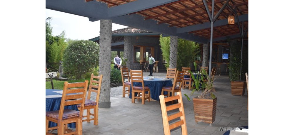Ikoresha intebe n’ameza bikozwe mu bikoresho biboneka mu Rwanda mu guteza imbere gahunda ya ’Made in Rwanda’