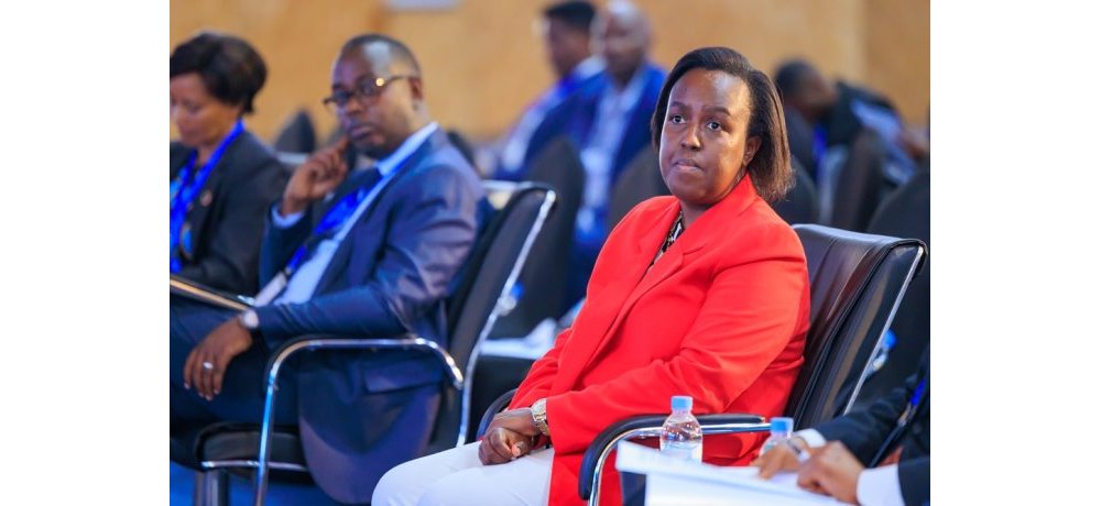 Umuyobozi Mukuru wungirije ushinzwe Imari n’Imiyoborere muri Kaminuza y’u Rwanda, Françoise Kayitare Tengera, yagaragaje ko Kaminuza ikwiye kwifashishwa mu gukemura ibibazo bikunze kugaragara mu bucuruzi