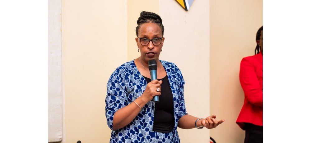Umuyobozi ushinzwe Porogaramu muri FAWE, Josephine Kobusingye, yavuze ko basanzwe bakora ibikorwa byo gutanga buruse ku bana b’abakobwa baturuka mu miryango ikennye 