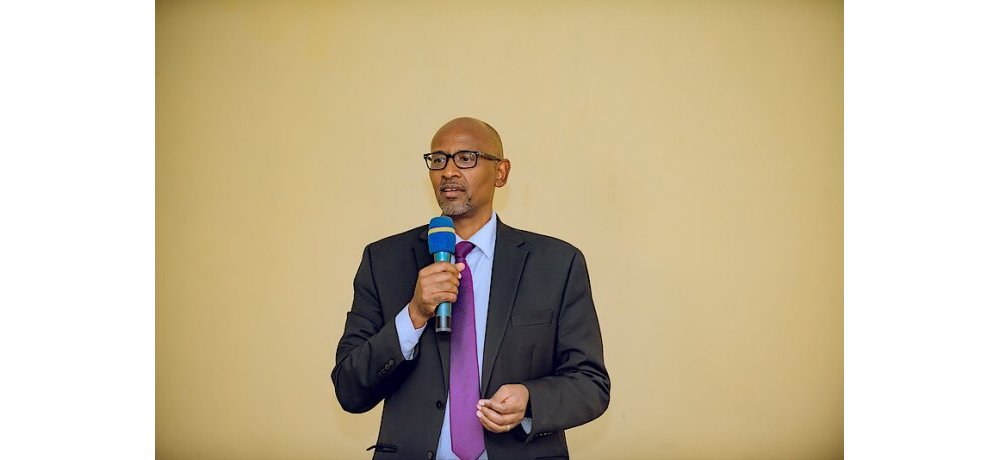 Minisitiri w’Uburezi, Nsengimana Joseph yavuzeko bari kuvuguta umuti w’abanyeshuri biyahura