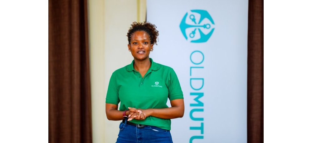Umuyobozi ushinzwe imenyekanishabikorwa n’itumanaho muri Old Mutual Insurance Rwanda, Umwari Sonia, asobanurira abahinzi n’aborozi akamaro ko gushinganisha ibihingwa n’amatungo yabo