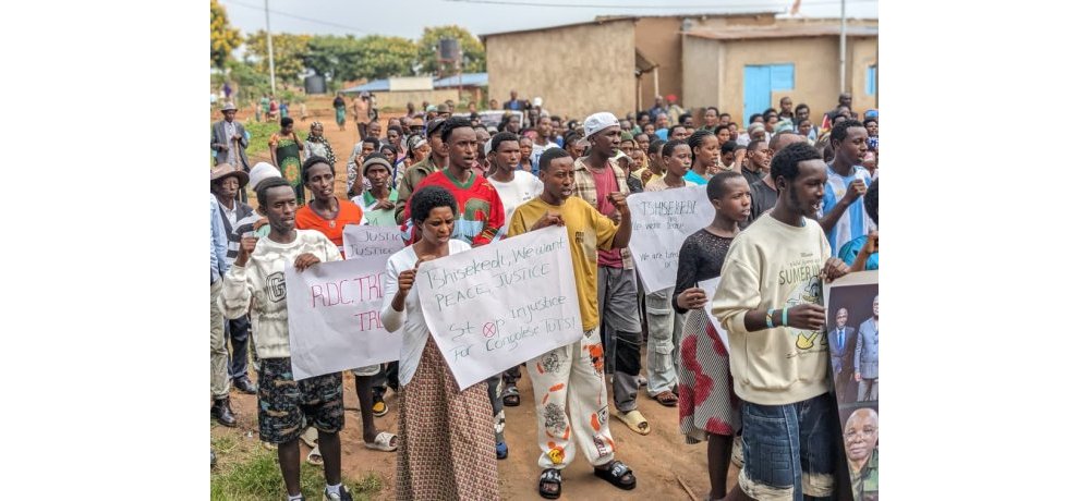 Abanye-Congo barimo abana baba mu Nkambi ya Mahama bagaragarije amahanga ko barambiwe kuba mu buhunzi bamwe bavukiyemo